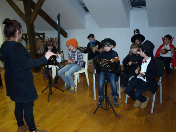 GLAZBENI FAŠNIK Maskirani učenici izvodili klasične i svjetovne skladbe