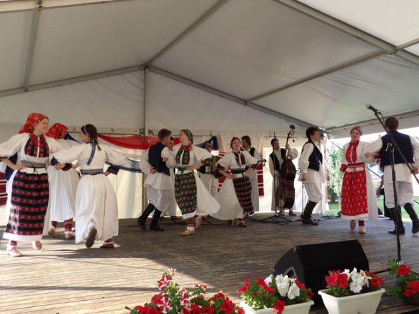 Folkloraši u Sellyu, mažoretkinje u Bjelovaru i V. Grđevcu