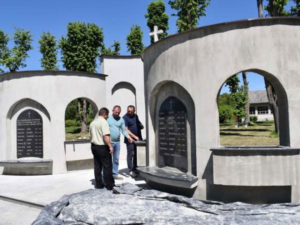 Radovi na uređenju spomenika poginulima u Ivanovu Selu