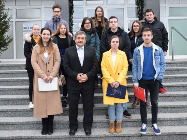 Potpisani ugovori o stipendiranju sa sedmero studenata i četvero srednjoškolaca