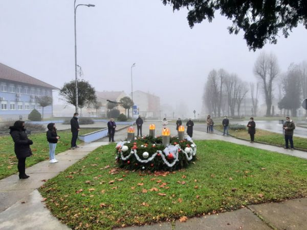 Upaljena treća svijeća adventskoga vijenca