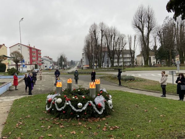 Upaljena posljednja svijeća adventskoga vijenca