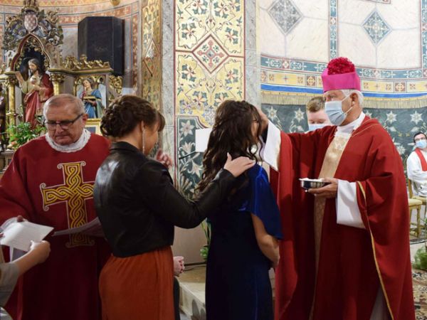 Mladi grubišnopoljski vjernici primili sakramente prve pričesti i krizme