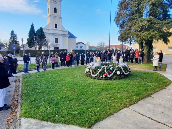 Upaljena treća svijeća adventskog vijenca