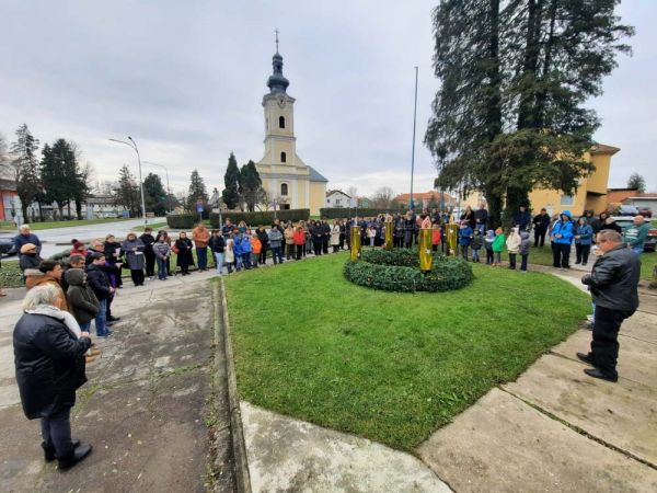 Zasvijetlila i treća svijeća gradskog adventskog vijenca