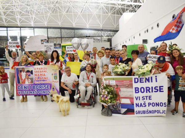 Grubišnopoljci u Zračnoj luci Franjo Tuđman dočekali srebrne Denija i Borisa