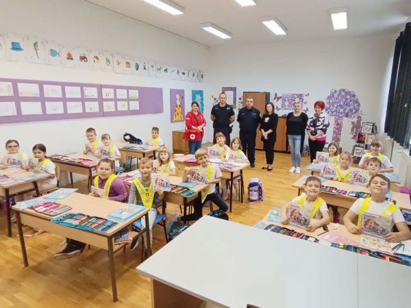 Grubišnopoljski prvašići dobili reflektirajuće trokutiće i bojanke ‘Na putu do kuće’