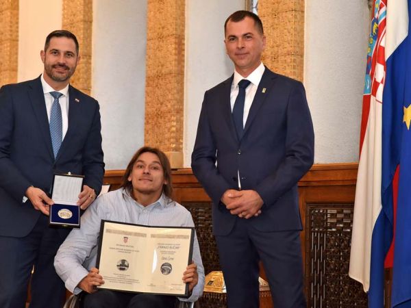 Deni Černi dobio Godišnju nagradu Franjo Bučar !