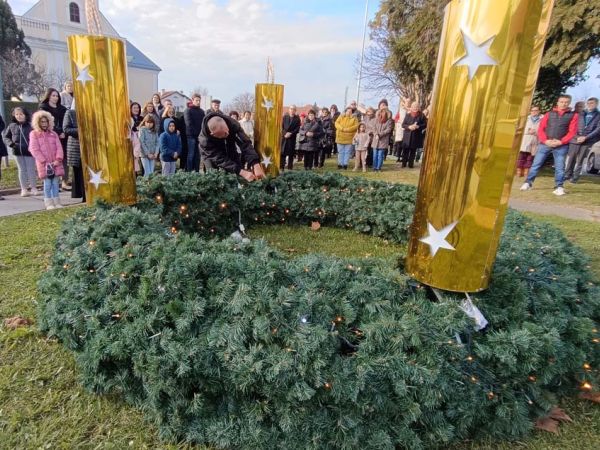 Upaljena druga svijeća adventskoga vijenca 2024.