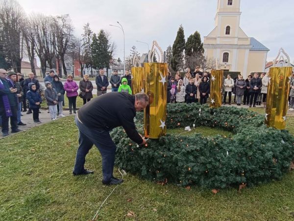 Zapaljena i posljednja svijeća gradskog adventskog vijenca 2024.