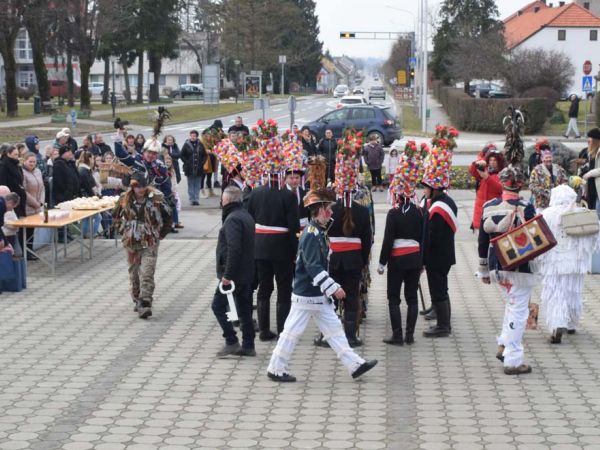 I ove godine maškare iz Rimova posjetile Grubišno Polje i Velike Zdence