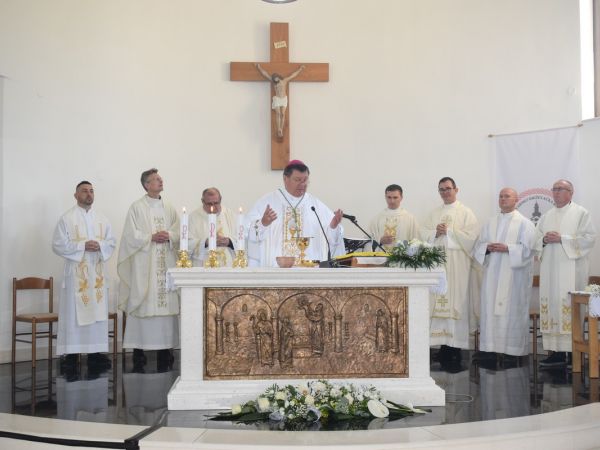 Posvećen novi oltar u župnoj crkvi Svih svetih u Velikim Zdencima, rad umjetnika Tomislava Kršnjavog