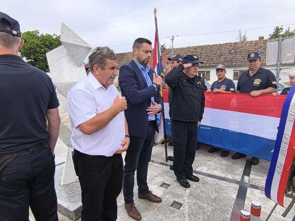 Položen vijenac i zapaljene svijeće povodom Dana državnosti