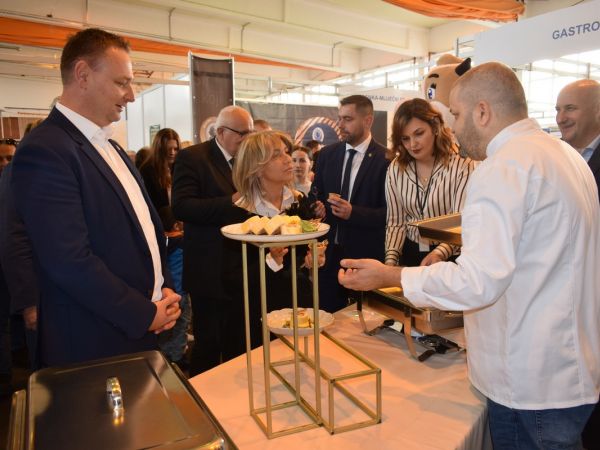 Prvi dan 19. Gospodarskog sajma sira, meda i vrganja privukao veliki broj posjetitelja Prvi dan 19. Gospodarskog sajma sira, meda i vrganja privukao veliki broj posjetitelja