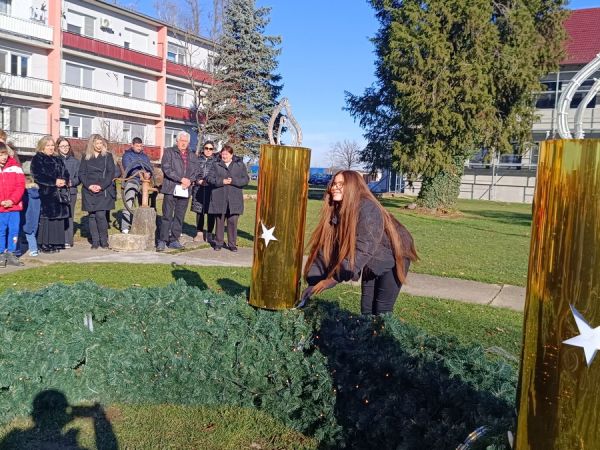 Prvu svijeću adventskoga vijenca upalila Lara Pavić, državna prvakinja u čitanju naglas Prvu svijeću adventskoga vijenca upalila Lara Pavić, državna prvakinja u čitanju naglas