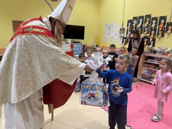 SVETI NIKOLA DARIVAO DJECU