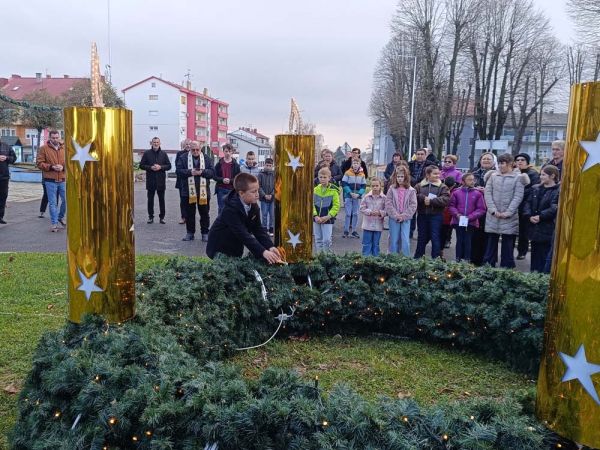 Gori i druga adventska svijeća, upalio ju je učenik Luka Cenger Gori i druga adventska svijeća, upalio ju je učenik Luka Cenger