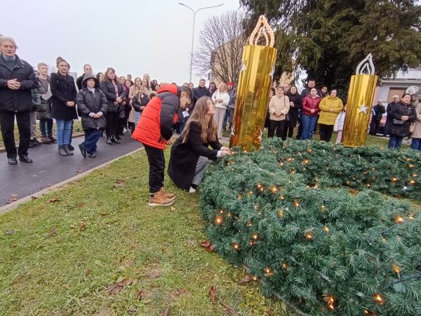 Upaljena i treća svijeća adventskoga vijenca, održana treća večer Adventa na Južnoj Bilogori Upaljena i treća svijeća adventskoga vijenca, održana treća večer Adventa na Južnoj Bilogori