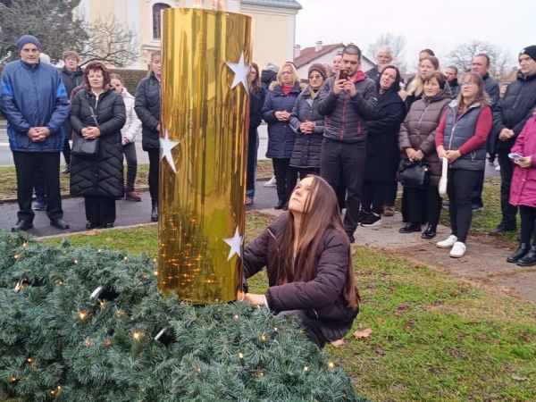 4. svijeću adventskog vijenca upalila učenica Lana Barišić