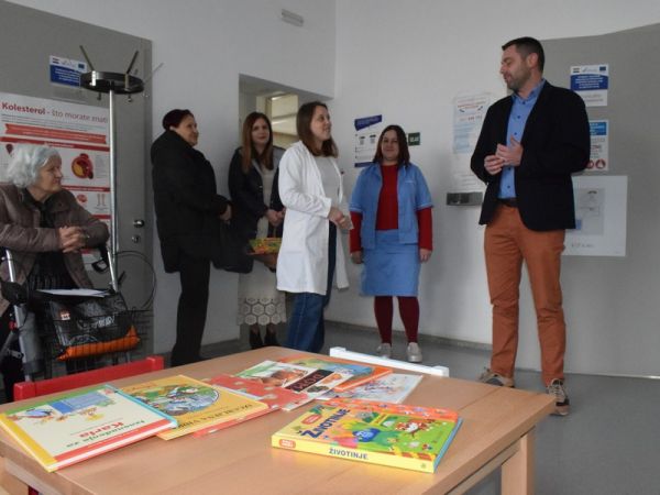 Ordinacijama darovane slikovnice, najavljen Jani poziv za potpore liječnicima