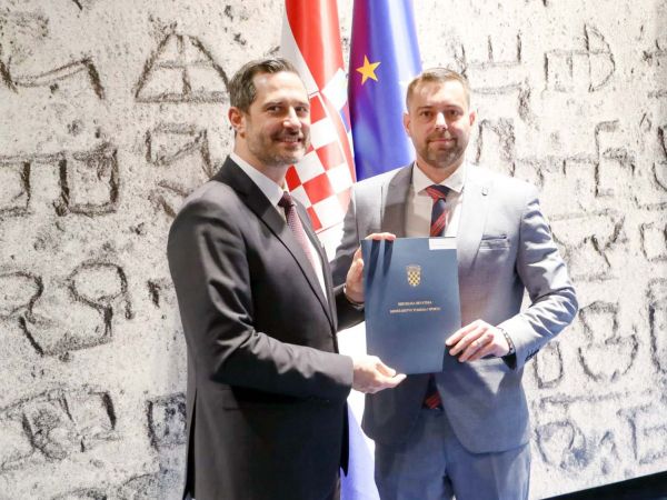 Ministar Glavina gradonačelniku Pavičiću uručio ugovor o sufinanciranju projekta obnove srednjoškolskog igrališta