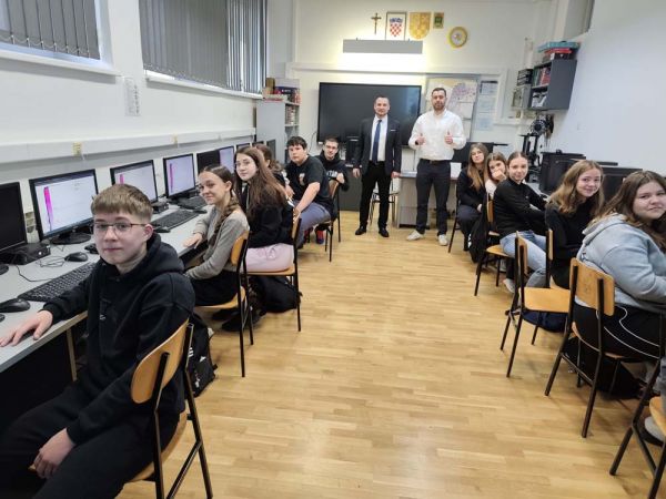 Obnovljena oprema učionice za informatiku OŠ I.N. Jemeršića