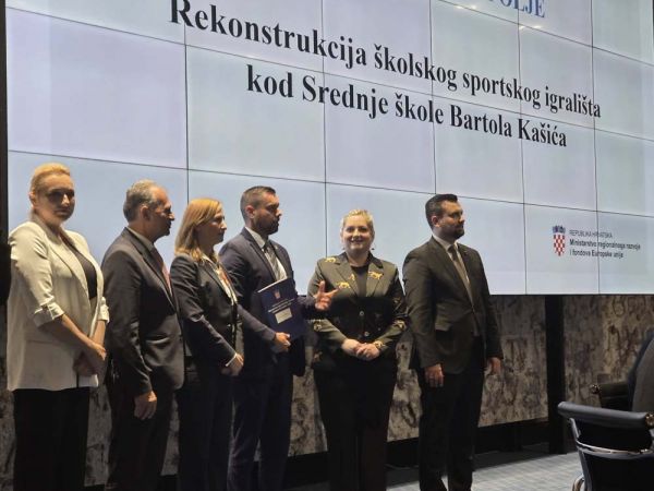 Gradonačelnik primio ugovor o financiranju projekta rekonstrukcije igrališta kod SŠ Bartola Kašića