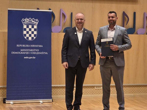 Ministar Šipić gradonačelniku Pavičiću uručio ugovore za dva projekta vrijedna oko 90.000 eura Ministar Šipić gradonačelniku Pavičiću uručio ugovore za dva projekta vrijedna oko 90.000 eura