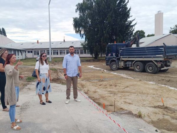 Radovi napreduju dobro, igralište će biti dovršeno u roku Radovi napreduju dobro, igralište će biti dovršeno u roku