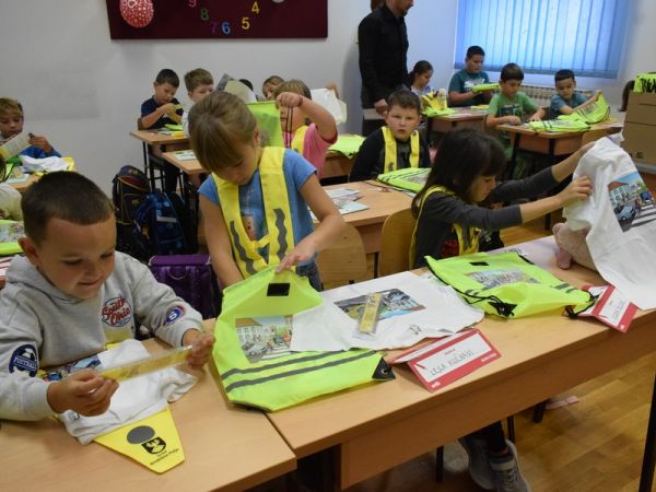 Reflektirajući trokutići, bojanke, slikovnice i majice za veću sigurnost prvašića Reflektirajući trokutići, bojanke, slikovnice i majice za veću sigurnost prvašića