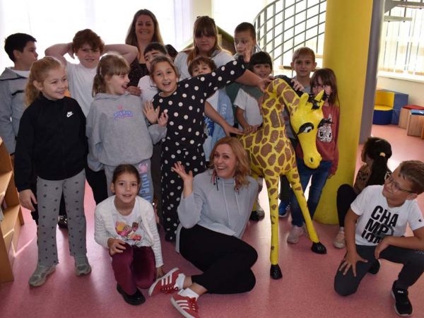 Maja Šimleša u knjižnici predstavila serijal slikovnica o žirafi Suli