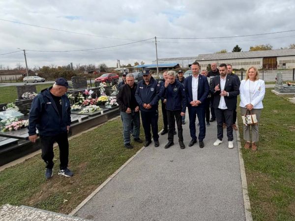 Župan i gradonačelnik zapalili svijeće povodom Svih svetih Župan i gradonačelnik zapalili svijeće povodom Svih svetih