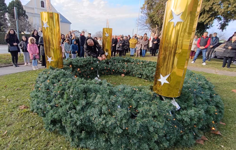 Upaljena druga svijeća adventskoga vijenca 2024.