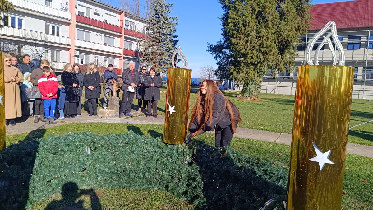 Prvu svijeću adventskoga vijenca upalila Lara Pavić, državna prvakinja u čitanju naglas