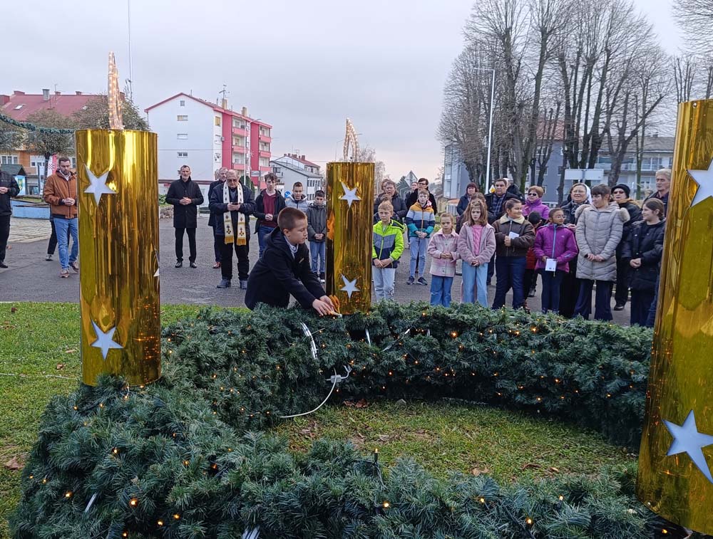 Gori i druga adventska svijeća, upalio ju je učenik Luka Cenger