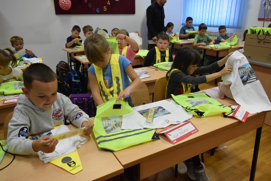 Reflektirajući trokutići, bojanke, slikovnice i majice za veću sigurnost prvašića