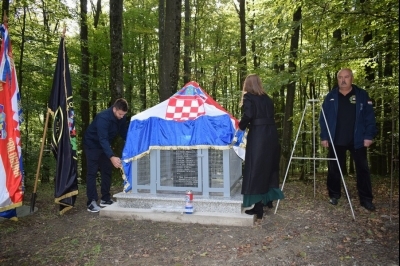 Otkrivanje spomenika u šumi Bukovica i postrojavanje grubišnopoljskih branitelja