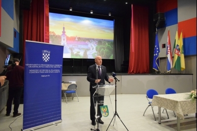 Ministar Bačić, potpis ugovora o darovanju zemljišta