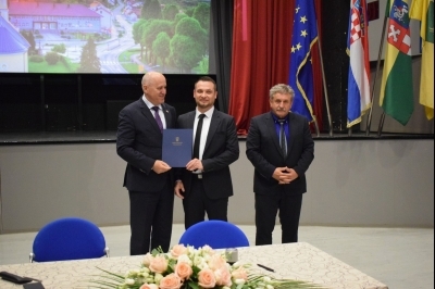 Ministar Bačić, potpis ugovora o darovanju zemljišta